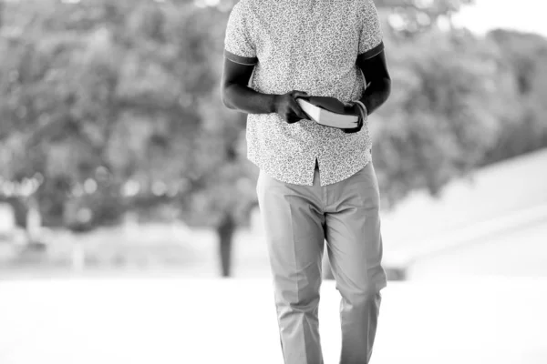 Ein Männchen Hält Die Bibel Mit Einem Grundierten Hintergrund Schwarz — Stockfoto