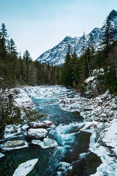 Hermoso Río Parque Nacional Glaciar Con Montañas Cubiertas Nieve Fondo —  Fotos de Stock