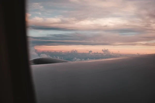 Prachtig uitzicht op de wolken vanop een vleugel van een vliegtuig — Stockfoto