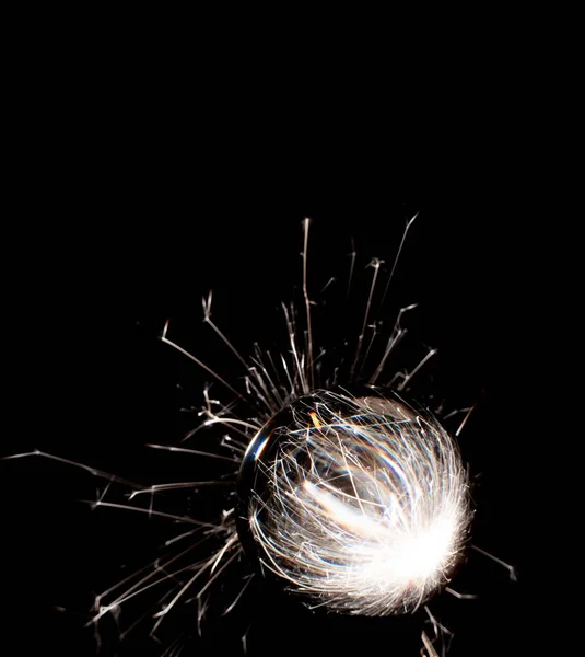 Een Kristallen Bol Met Brandende Sterretjes Een Zwarte Achtergrond Ideaal — Stockfoto