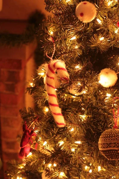 Krásně zdobený vánoční stromek v interiéru se zářivými světly a v útulném domě — Stock fotografie