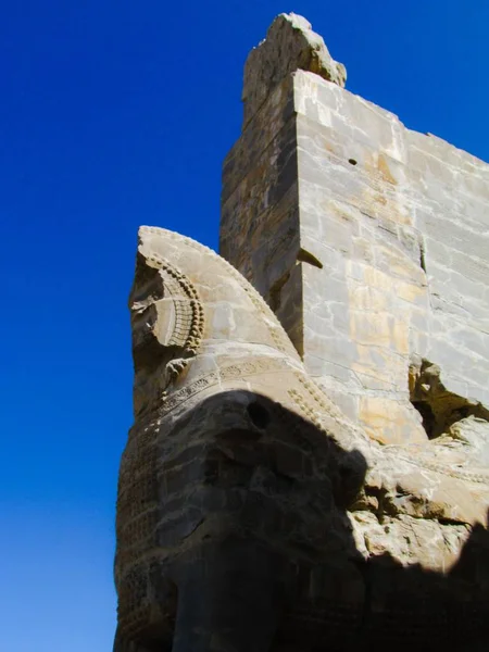 Vertical shot of the remaining of the statue in Persepolis, Shiraz, Iran — 스톡 사진