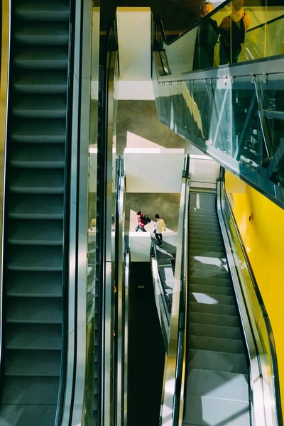 Vertical tiro de ângulo alto das escadas rolantes em um shopping — Fotografia de Stock
