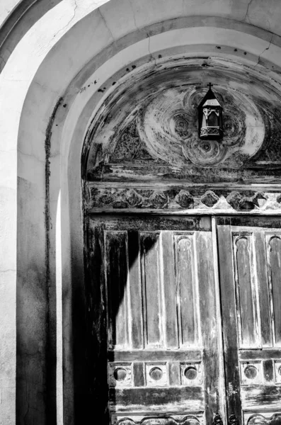 Balança vertical de baixo ângulo em escala de cinza de uma antiga porta histórica com excelente design — Fotografia de Stock