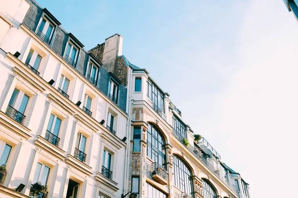 Imagen de bajo ángulo de un edificio de hormigón blanco con texturas interesantes —  Fotos de Stock