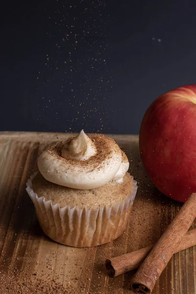 Vertical Shot Cupcake Frosting While Sprinkling Coffee Powder Top — Stock Photo, Image