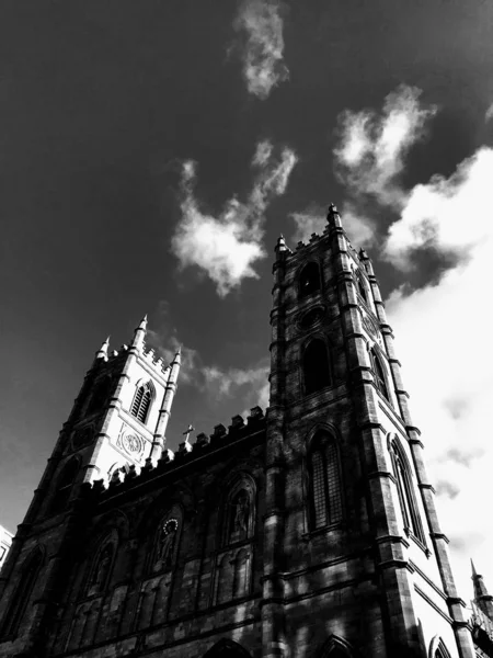 Escala gris vertical de una antigua iglesia en Montreal capturada desde un ángulo bajo — Foto de Stock