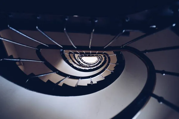 Disparo de ángulo bajo de escaleras en espiral en blanco y negro - ideal para un fondo fresco — Foto de Stock