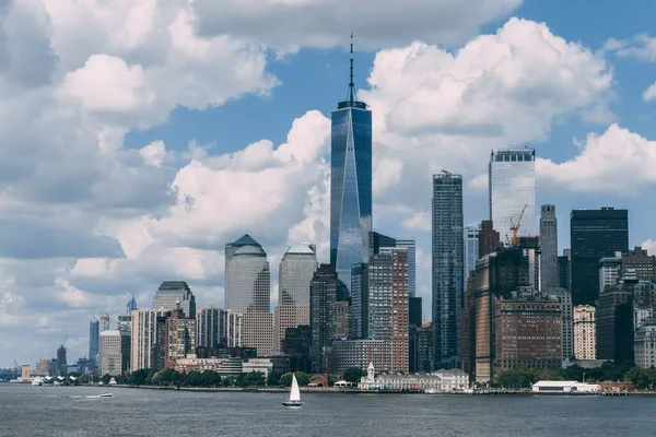 Bellissimo paesaggio urbano con l'Empire State Building a New York, New York — Foto Stock