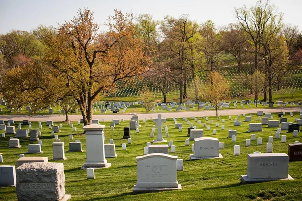 Cementerio rodeado de muchos árboles con colores otoñales —  Fotos de Stock