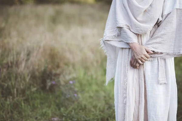 Gros plan d'une femelle portant une robe biblique avec un fond flou — Photo
