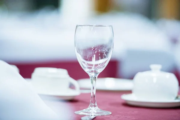 Gros plan d'un verre à vin sur la table avec un fond flou — Photo