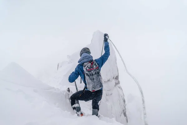 Bergsteiger besteigt die schneebedeckten Alpen im Montblanc-Massiv — Stockfoto