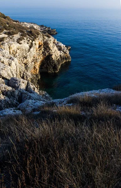 Eine Vertikale Aufnahme Von Felsen Der Kamenjak Küste Istrien Kroatien — Stockfoto