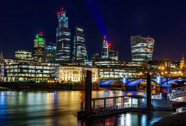 Zdjęcie Londynu z nowoczesnymi budynkami i mostem w nocy ze światłami miejskimi — Zdjęcie stockowe