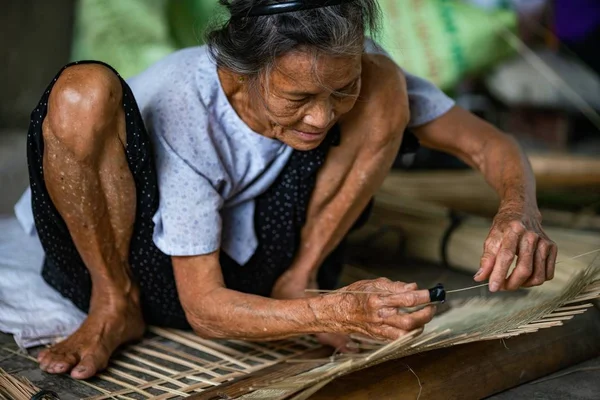 베트남 하노이에서 일하는 바쁜 사람의 선택적 인 초점 촬영 — 스톡 사진