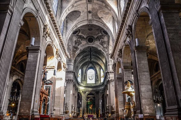 フランスのナンシーに弧と彫刻と彫刻を持つ歴史的な教会の廊下 — ストック写真