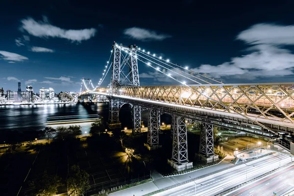 Piękny widok Queensboro Bridge przechwycone w nocy w Nowym Jorku, Stany Zjednoczone Ameryki — Zdjęcie stockowe