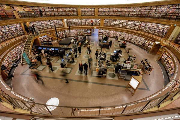 Una Foto Forma Punto Culminante Actividad Gente Una Biblioteca Forma —  Fotos de Stock