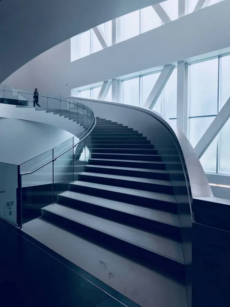 Imagen vertical de una escalera moderna en un hermoso edificio blanco — Foto de Stock