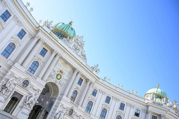 Χαμηλή Γωνία Του Διάσημου Παλατιού Hofburg Imperial Στη Βιέννη Αυστρία — Φωτογραφία Αρχείου