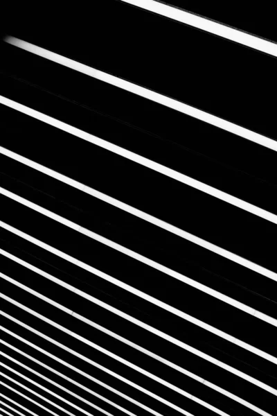 Вертикальний знімок смугастої чорно-білої поверхні — стокове фото