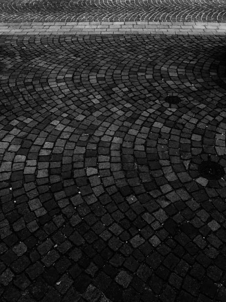 Vertical grey scale shot of the pavement on the street captured from a high angle — Stock Photo, Image