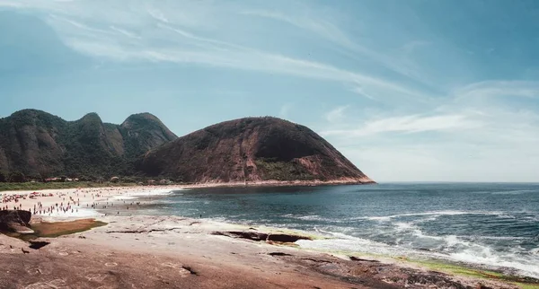 Fotografia de alto ângulo da praia no Rio de Janeiro durante o verão — Fotografia de Stock
