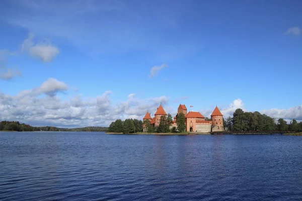 Historyczny zamek Trakai na Litwie pod pięknym zachmurzonym niebem — Zdjęcie stockowe