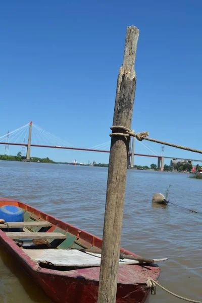 Una Barca Legno Galleggiante Nel Fiume Parana Con Sfondo Ponte — Foto Stock