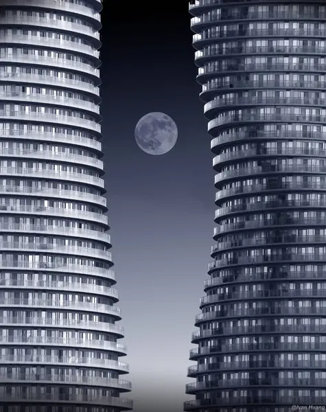 Pleine lune sur un ciel nocturne tourné entre deux gratte-ciel modernes avec des structures courbes — Photo