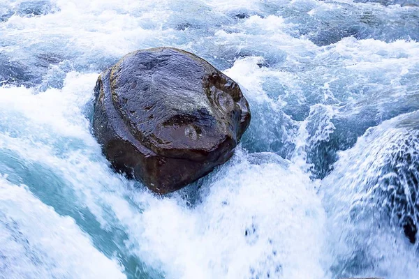 Uma Formação Rocha Enorme Uma Cachoeira Poderosa Ótimo Para Fundo — Fotografia de Stock