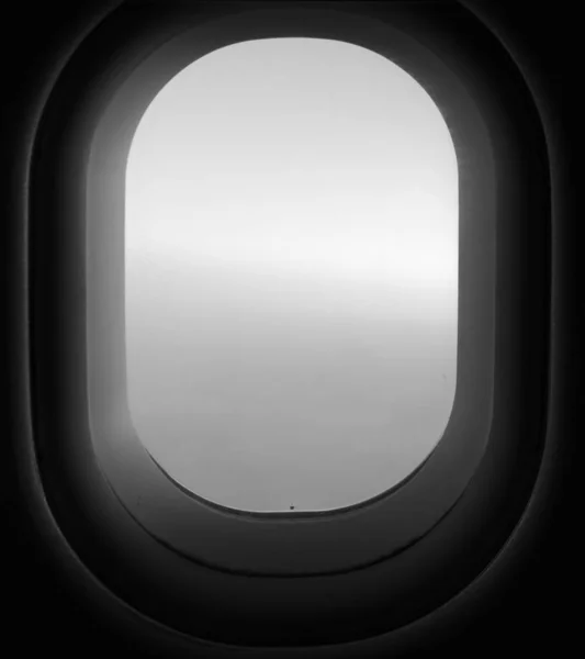 飞机窗玻璃的黑白照片 — 图库照片
