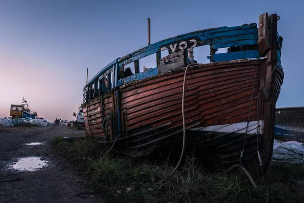 Vecchia barca all'alba — Foto Stock