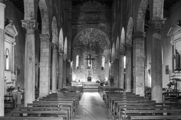 Greyscale skott av insidan av en kyrka med tomma stolar — Stockfoto