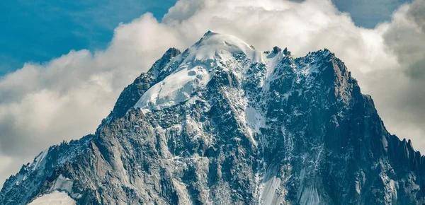 Aiguille Verte in close-up met besneeuwde berg en wolken op de achtergrond — Stockfoto