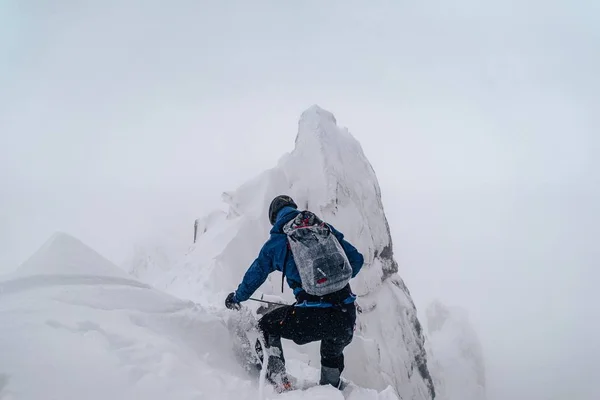 Alpinista che si arrampica sulle Alpi innevate nel massiccio del Monte Bianco — Foto Stock