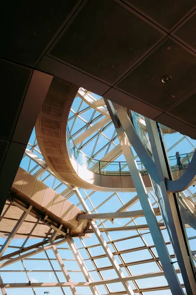 Vertikální nízkoúhlý záběr interiéru kovové a skleněné geometrické konstrukce — Stock fotografie