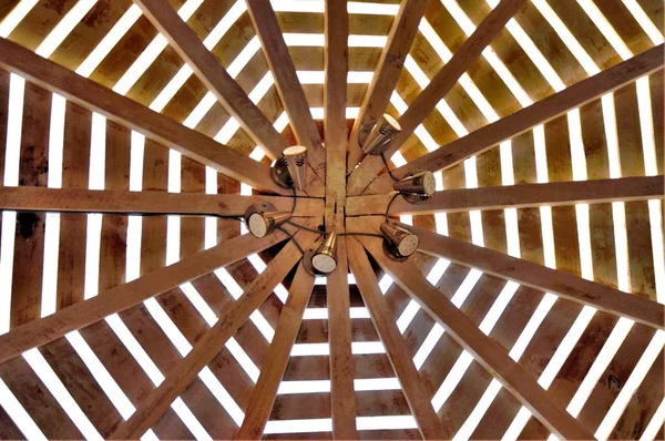 Closeup tiro de paus de madeira formando um círculo criando uma ilusão visual — Fotografia de Stock