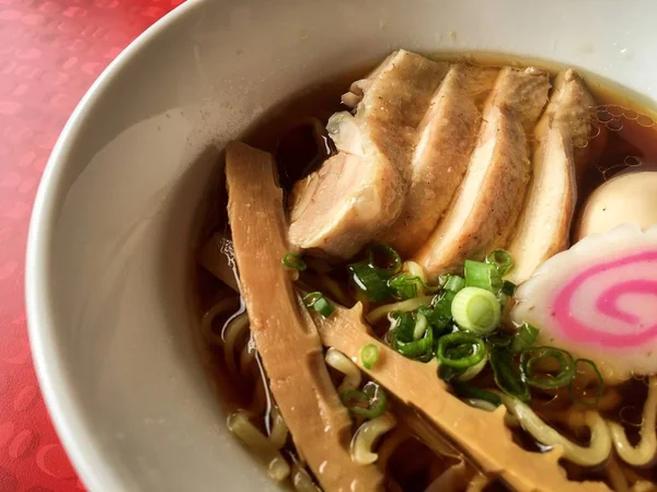 Closeup tiro de sopa de macarrão com carne, legumes e um ovo — Fotografia de Stock