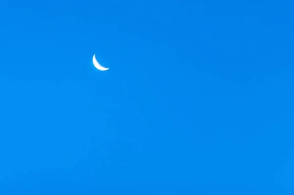 Prachtig shot van de schoonheid genaamd Maan die de lucht verlaat in de vroege ochtend — Stockfoto