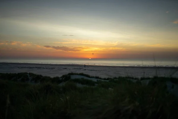 Smuk solnedgang på øen Terschelling i Holland i slutningen af foråret - Stock-foto