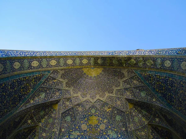 Low angle shot of the beautiful ceiling in Shah Mosque captured in Isfahan, Iran — Stock Photo, Image