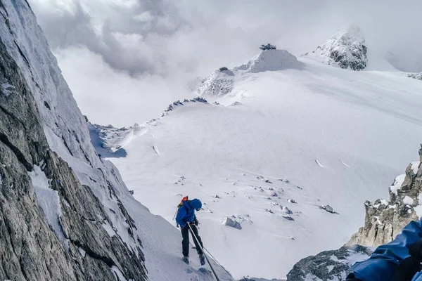 Bergsklättrare klättrar upp i de snötäckta Alperna i Mont Blanc Massif — Stockfoto