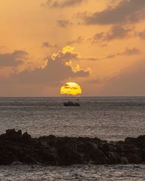 Scatto verticale di un tramonto mozzafiato sull'oceano sulla spiaggia tropicale — Foto Stock