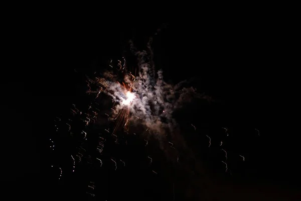 Hermosa toma de fuegos artificiales estallando en el cielo nocturno esparciendo un ambiente festivo —  Fotos de Stock