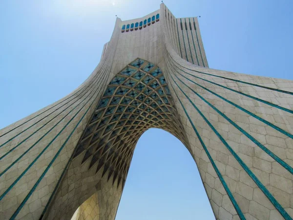 Alacsony szögű lövés Azadi torony alatt a kék ég elfogták Teheránban, Iránban — Stock Fotó