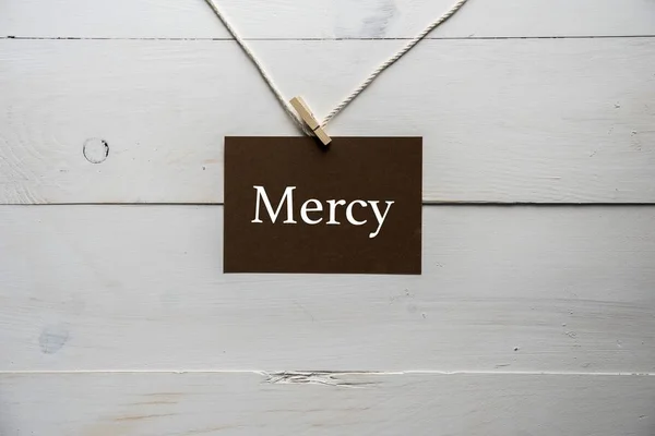 Primer plano de un letrero atado a una cuerda con misericordia escrita en ella — Foto de Stock