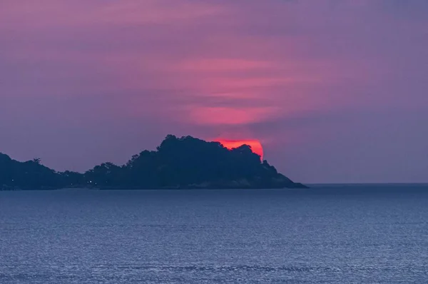 Panorama mozzafiato del tramonto nella spiaggia di Patong dell'isola di Phuket in Thailandia — Foto Stock
