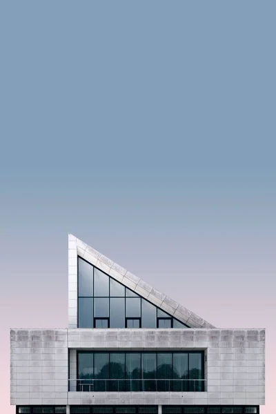 Plan vertical d'un beau bâtiment sous le ciel bleu — Photo